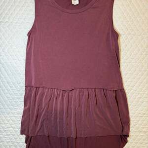 Mote Sleeveless Peplum Hi-Low Hem Tunic Tank Top in Burgundy XL